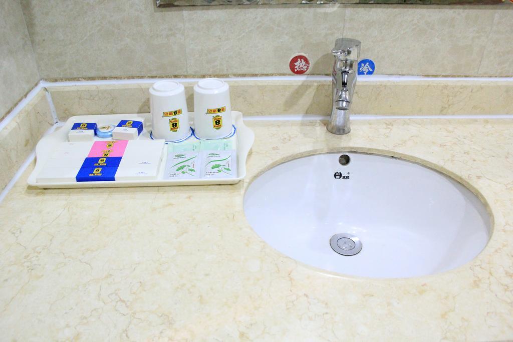 Super 8 Hotel Chengdu Airport Branch Екстер'єр фото